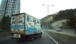Un chauffeur de Bus évite le drame à la dernière seconde en Chine ! Joli...