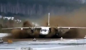 Un avion décolle sur une piste recouverte de boue !