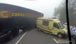 Les images incroyables d'un policier qui se fait éjecter par une ambulance percutée par un camion !