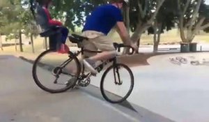 Ce papa inconscient va au skatepark en vélo avec son bébé à l'arrière