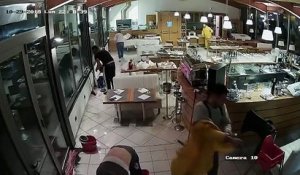 Une énorme vague pulvérise la vitrine d'un restaurant en Italie