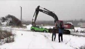 Russie : Il bloque la route avec sa voiture, l'excavatrice s'en charge