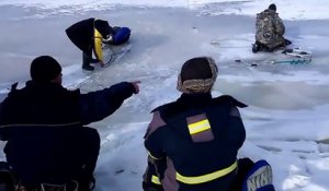 Une vague casse la glace d'un lac gelé et force les pêcheurs à courir !