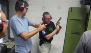 Cet instructeur de tir se rate avec son 44 Magnum... Dangereux