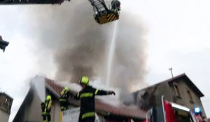 En vidéo, l'explosion pendant le violent incendie qui ravage un garage