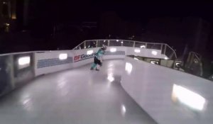 Il chute lourdement et se brise le coccyx lors d'une course de patinage