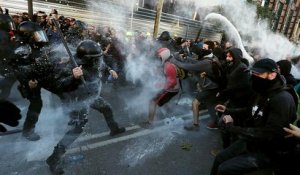 Une manifestation de policiers perturbée à Barcelone