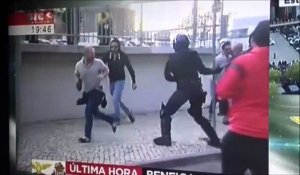 Un policier portugais se prend pour un catcheur... regardez comment il stoppe un supporter