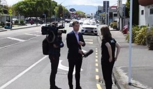 Ce journaliste fait une interview au milieu de la route contre l'avis de la police !