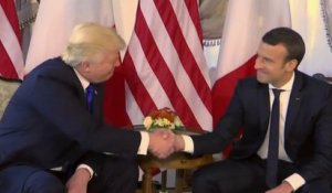 Trump-Macron: de la "bromance" au bras de fer