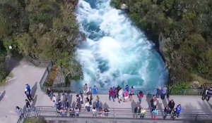 Les Huka Falls en Nouvelle Zélande vu du ciel : magnifique et terrifiant