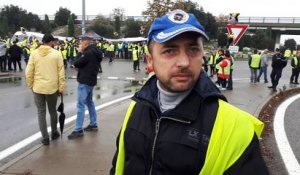 Gilets jaunes: témoignage de Ludovic, Gilet jaune, au point de Blocage du Pontet (Auchan nord), près d'Avignon, dans le Vaucluse. "On est là depuis l'aube et ce n'est pas un mouvement d'une seule journée, on restera là. Il faut que ça conti