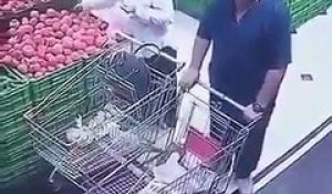 Il vole le portefeuille d'une cliente d'un supermarché et se fait griller !