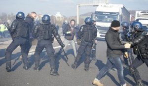 Les gendarmes et les policiers évacuent les gilets jaunes de l’A31 à Frouard