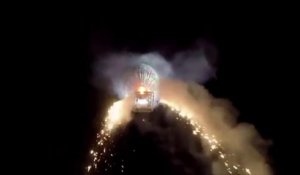 Les images magnifiques d'une montgolfière de feux d'artifices qui explose au décollage