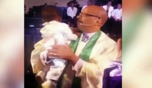 Regardez la réaction adorable de ce bébé pour son baptême