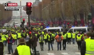 Gilets jaunes : les manifestants encerclés par les CRS sur les Champs-Élysées