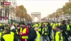 Les gilets jaunes convergent vers les Champs-Élysées