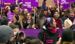 Paris : la marche violette plus importante que la manifestation des gilets jaunes