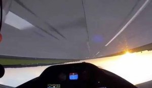 En Pologne un pilote réalise un vol en rase-motte à l'envers complètement fou