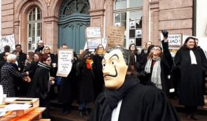 Les avocats manifestent devant le TGI de Colmar
