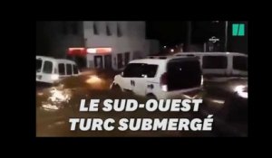 Des pluies diluviennes emportent les voitures dans les rues de Bodrum, en Turquie