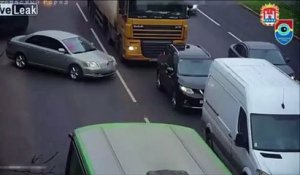 Un camion explose littéralement l'avant d'une voiture qu'il n'avait visiblement pas vu du tout