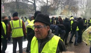 Bruxelles: la police utilise les autopompes contre les gilets jaunes