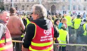 L'arrivée des gilets jaunes devant la préfecture où se rassemblaient la CGT