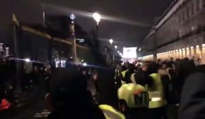 Gilets Jaunes : Les images terribles d'une grille de plusieurs dizaines de kilos qui tombe sur les manifestants au Jardin des Tuileries