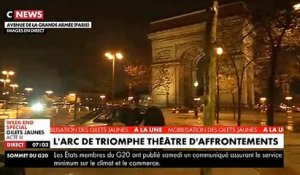 Gilets Jaunes - Reportage ce dimanche matin Place de l'Etoile à Paris où les dégâts sont importants