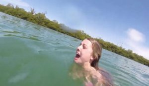 Une fille fait une crise d'hystérie quand elle découvre que d'énormes lamantins nagent sous elle...