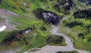 Une gigantesque grotte inexplorée découverte au Canada