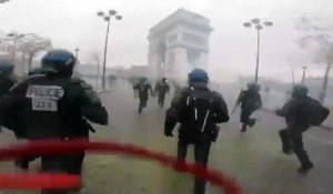 Vidéo impressionnante d'un CRS lors de l'affrontement sous l'Arc de Triomphe