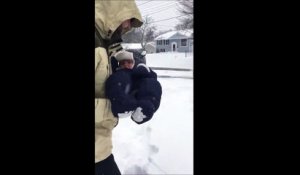 Ce père va regretter avoir voulu jeter son bébé dans la neige plus profonde que prévu