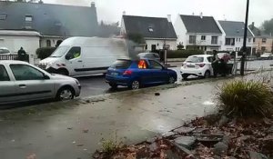 Une voiture en feu devant le lycée de La Colinière à Nantes