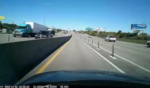 Une poubelle atterrit sur le pare brise de la voiture sur l'autoroute !