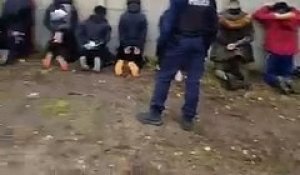 Polémique : Des dizaines d'élèves, à genoux mains sur la tête, certains la tête contre le mur, sous la surveillance de policiers armés