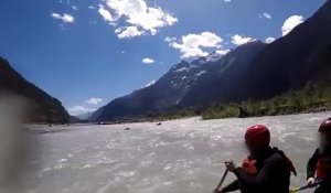 Des touristes en kayak se font charger et poursuivre par un ours. Flippant