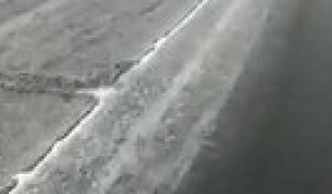 Un camion glisse sur une route verglacée