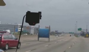 Cet automobiliste croise un rouleau géant sur l'autoroute (USA)