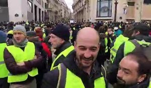 "Gilets jaunes" : une "certaine fraternité entre les Français" retrouvée, selon un manifestant