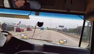 Un automobiliste croise un rouleau géant sur l'autoroute aux Etats Unis