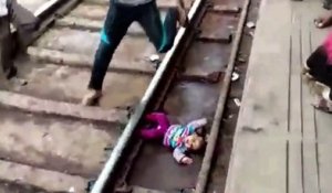 Un bébé tombe dans une voie ferrée en Inde