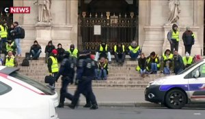 À Paris, les gilets jaunes sont en marche vers la place de l'Opéra