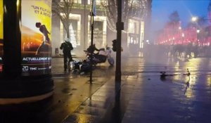 Policiers pris à partie aux Champs-Elysées, une enquête pour "violences volontaires" ouverte