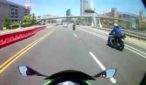 Ce motard qui conduisait dangereusement va prendre une bonne leçon