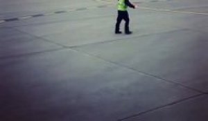 Cet agent d'aéroport enflamme le tarmac avec ses pas de danse endiablés