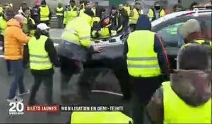 Gilets Jaunes - Regardez à Calais cette voiture qui force les barrages des manifestants devant les caméras
