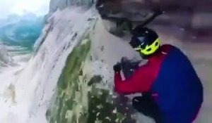 Un rider complètement dingue roule au bord des falaises en VTT